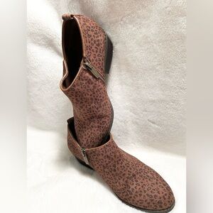WOMENS SIZE 6 EVA & ZOE MAEVE LEOPARD PRINT SIDE ZIP ANKLE BOOT